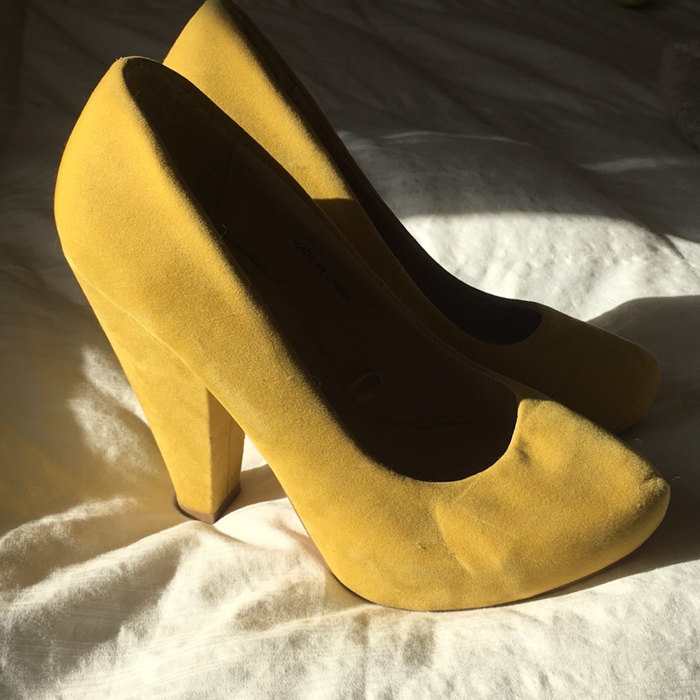 Yellow heels - Picture 2 of 4